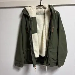 フード付きオリーブ色マウンテンパーカー
