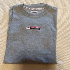 トミージーンズロゴバッチTシャツ