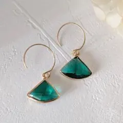 エメラルドグリーンのクリアストーン揺れるピアス