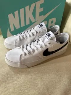 デッドストック 新品未使用 NIKE SB BLZR COURT ホワイトのサムネイル