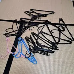 衣類ハンガー 黒・ピンク・青多数　21本　まとめ売り