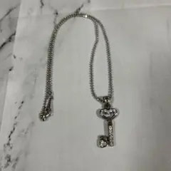 ラインストーン　鍵型ネックレス