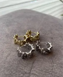 波状デザイン フープピアス　ゴールド シルバー