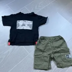 黒のプリントTシャツとカーキのショートパンツセット