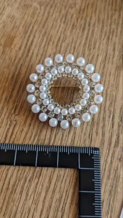 パールとクリスタルのブローチ