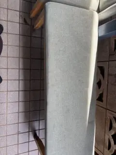 グレーの布地 ベンチ 木製脚