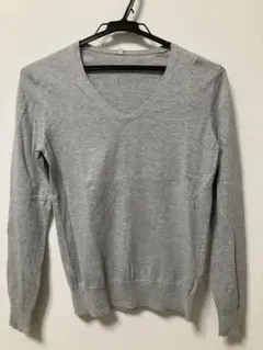 無印良品　グレー Vネック 薄手長袖ニット