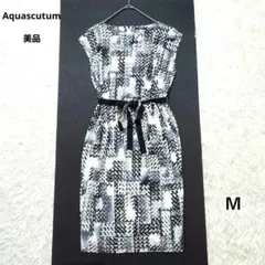 アクアスキュータム　美品　タック　ワンピース　幾何学模様　ウエストリボン　上品のサムネイル