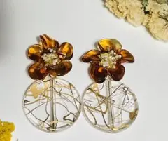 *★値下げ中★*ベージュ色の花と模様の入った円形ハンドメイドピアス、イヤリング