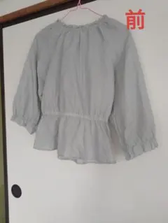 ライトグレーのフリル付き長袖トップス