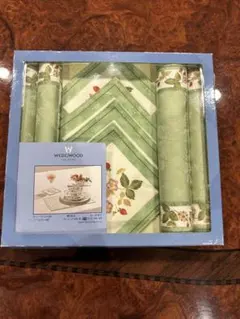 新品・未使用　WEDGWOOD ランチョンマットとコースター　4枚セット　いちご