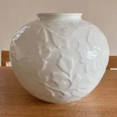 深川製磁　百年庵　白磁　壺　花瓶　花器　レリーフ　牡丹のサムネイル