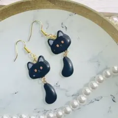 【イヤリング変更可能】かわいいしっぽが揺れる黒猫のピアス【No.491】