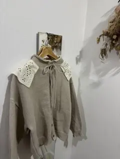 レース襟付きベージュニットカーディガン