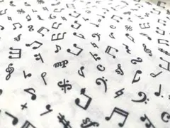 ♪♪音符柄♪白地に濃グレー音符柄♪薄手∮♬生地幅×50cmぐらい
