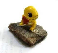 石に乗った黄色い恐竜のミニフィギュア