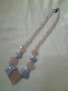 ピンクと青のマーブルネックレス