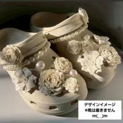 【新品】Crocs 厚底 サンダル フラワー装飾 ベージュ 新品】Crocs 厚底 サンダル フラワー装飾 ベージュ - メルカリ