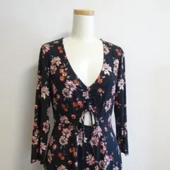 フォーエバー21 黒の花柄 ストレッチ ミニワンピース