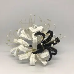 白と黒の2色の彼岸花つまみ細工髪飾り(大)
