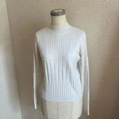 ホワイトリブ編み　ハイネック長袖セーター