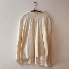 アイボリー シャーリングネック 長袖ブラウス