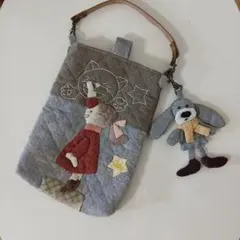 猫の刺繍 と女の子のアップリケのスマホバッグ