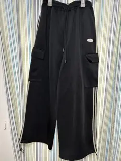 カーゴポケット付き黒ワイドスウェットパンツ
