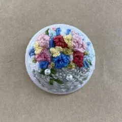 くるみボタン刺繍ブローチ　475
