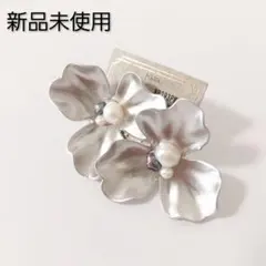 新品未使用　ピアス　大ぶり　花モチーフ　シルバーカラー　メッキ　淡水パール