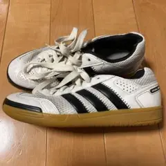adidas ホワイト ブラック スニーカー体育館シューズ　23センチ