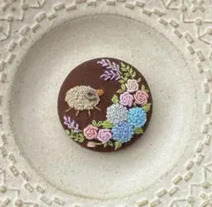 刺繍ブローチ　くるみボタン　ハンドメイド　羊さんシリーズ