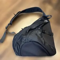 adidas ブラック スリングバッグ