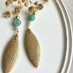 【一点物・希少】小花柄フォッシルコーラル×エメラルド　大人の上質ピアス
