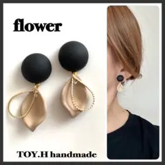 88マットブラックサークル　ベージュ花びら　ハンドメイドピアス　イヤリング