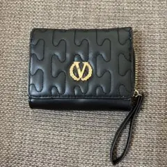 黒い三つ折り財布 エンボス加工 ロゴ付き