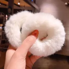 ファー ヘアゴム シュシュ 2個セット 白 ポンポン 髪飾り ゆめかわ　地雷系