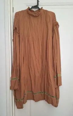 ベージュ プリーツチュニック 長袖