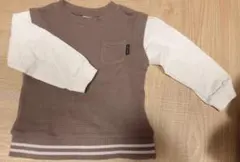 ブラウンとホワイトの長袖Tシャツ