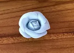 ブローチ　コサージュ　水色のバラ