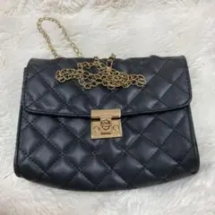 黒いキルティングショルダーバッグ