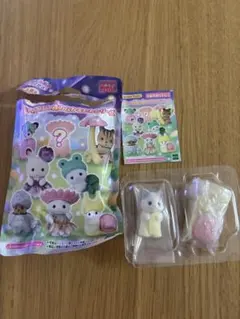 ラテネコの小さい赤ちゃんとカタツムリのコスチューム