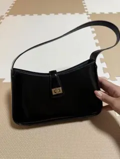 黒いハンドバッグ