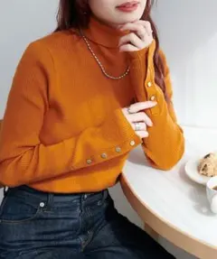 美品☆ディスコート☆リブ袖口ボタンタートル☆オレンジ