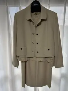 ベージュ　フォーマルセットアップ　スカート