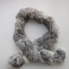 グレー ファー マフラー ポンポン付き