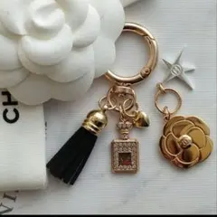 CHANEL 2025 カメリアチャーム♡キーホルダーキーリング セット - メルカリ