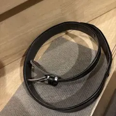 黒いレザーベルト 金属バックル