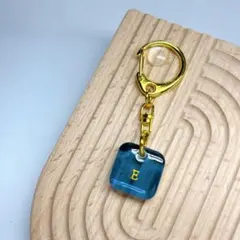 ハンドメイド レジン チャーム キーホルダー 透明 青 E 推し活 イニシャル