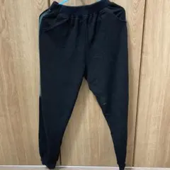 黒のジョガーパンツ 緑のストライプ付き